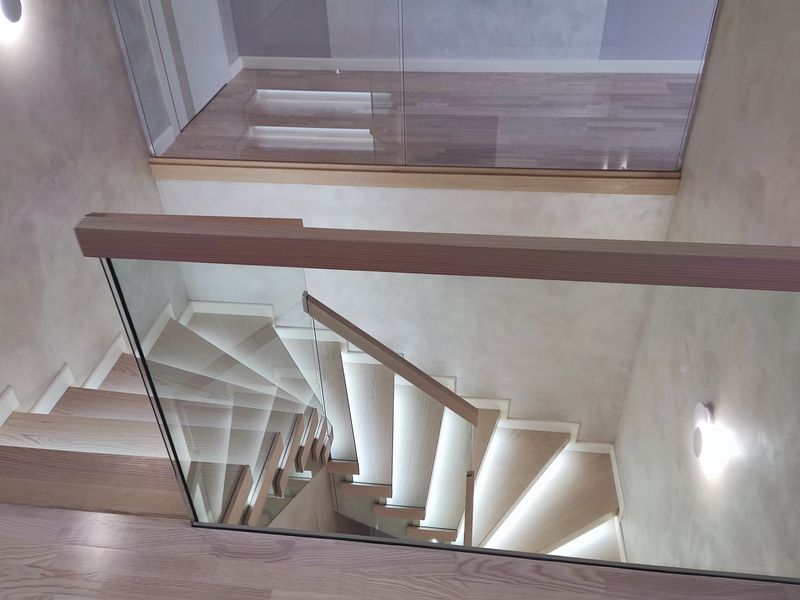Бетонні сходи з потовщеною висотою ступені та скляними перилами сх-0000007 фото