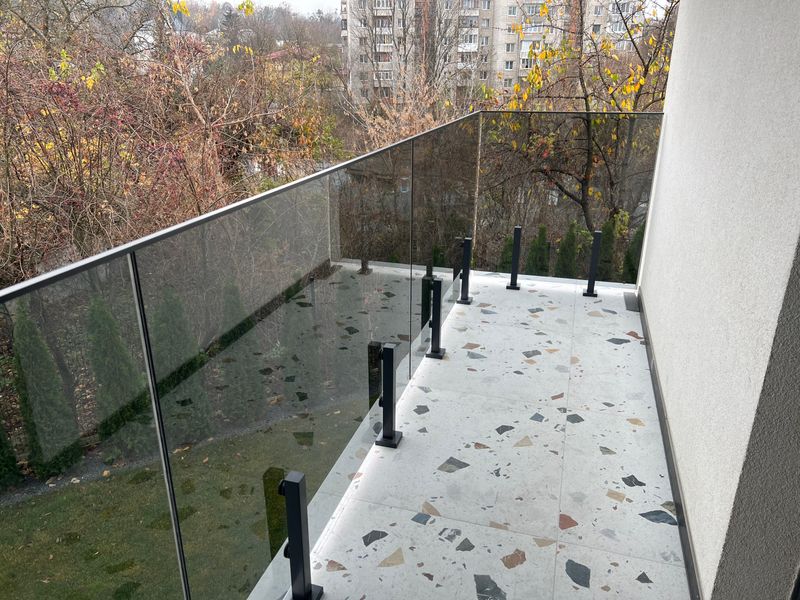 Вуличні перила зі скла на балконі вул-0000001 фото